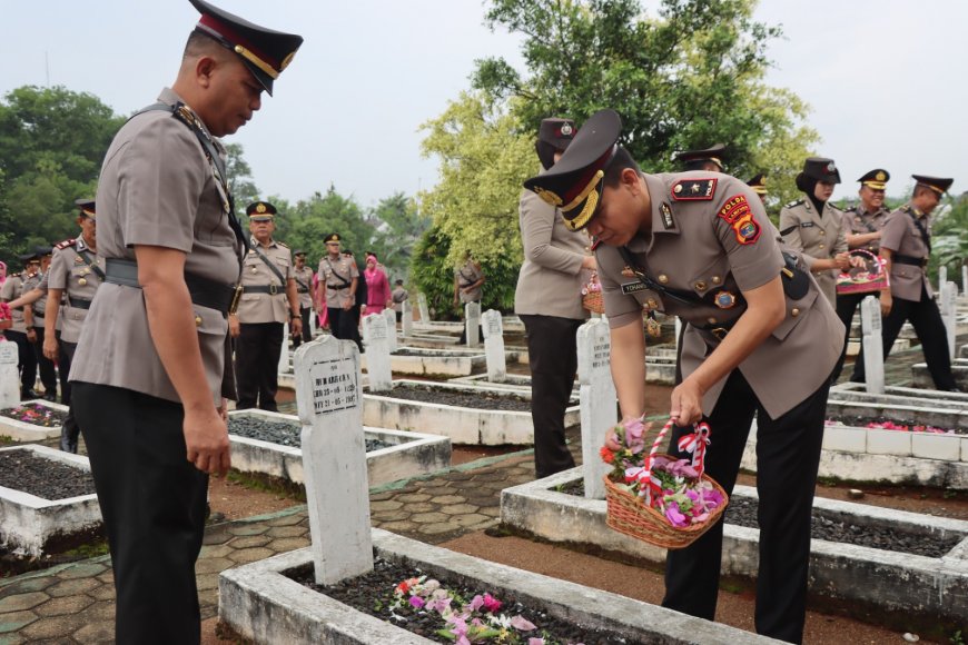 Peringati Hari Bhayangkara ke-79, Polres Lampung Utara Gelar Ziarah dan Tabur Bunga di TMP